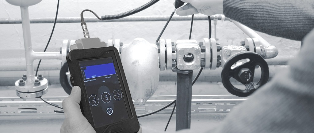 Leitura digital de desempenho em tubulação durante avaliação para recuperação de energia térmica em processo industrial.