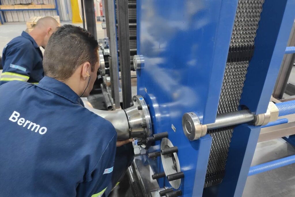 Técnico da Bermo instala trocador de calor, evidenciando o cuidado e a qualidade entre os principais fabricantes de trocadores de calor no Brasil.