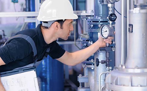 Inspeção técnica em sistema pressurizado durante auditoria voltada à recuperação de energia térmica em instalações industriais.