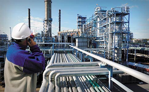 Profissional analisa sistema industrial com foco na recuperação de energia térmica e otimização do uso de calor residual em grandes plantas.