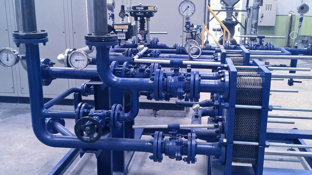 Estrutura metálica de trocador de calor em ambiente fabril, exemplificando a aplicação prática de engenharia em os processos de troca de calor industriais.