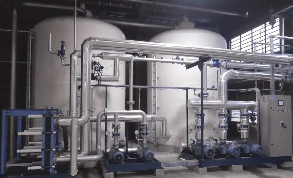 Sistema industrial com tanques, tubulações e válvulas para geração e controle, exemplificando a Qualidade do vapor no processo industrial em ambientes produtivos.